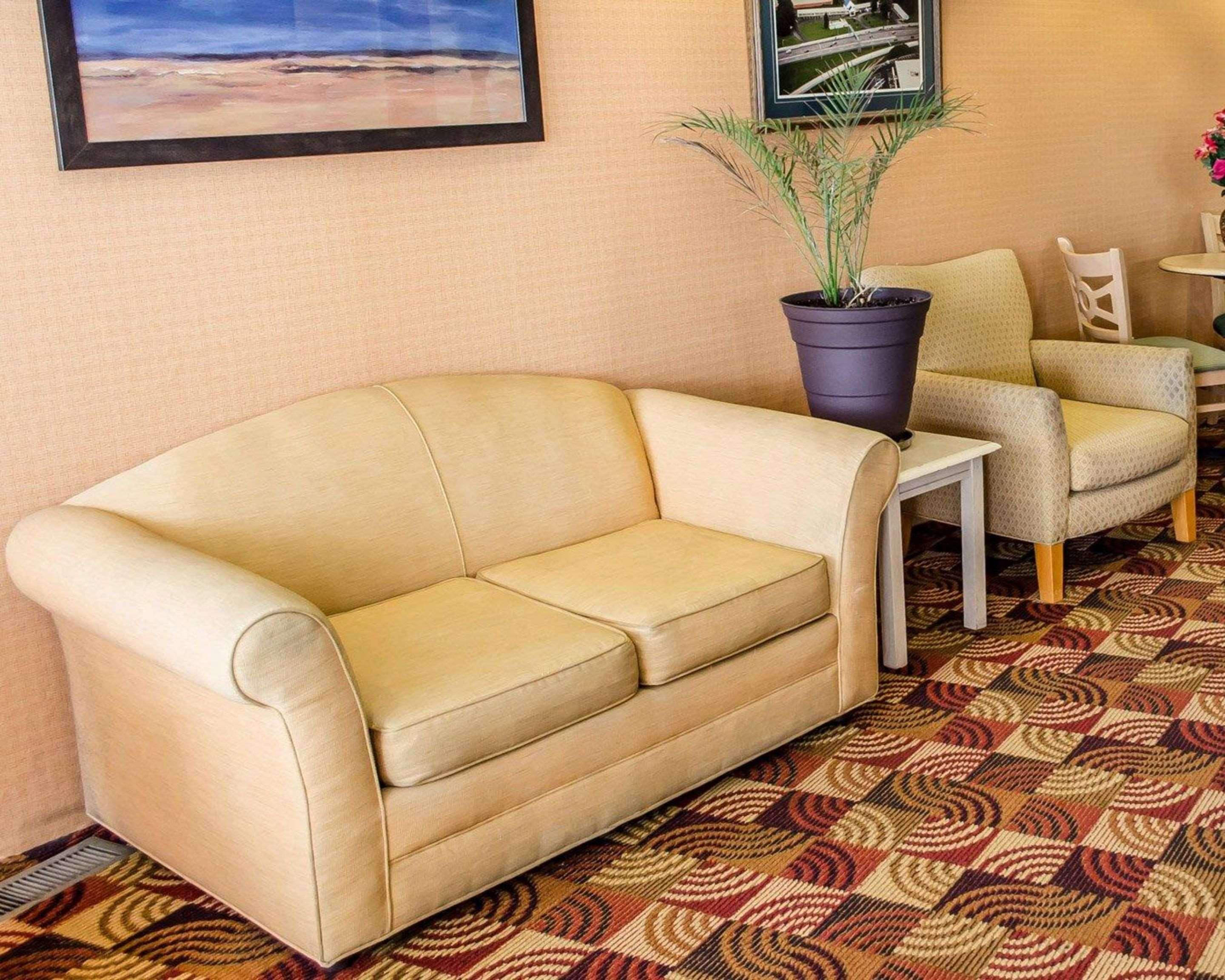 Econo Lodge *