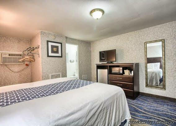 Econo Lodge *